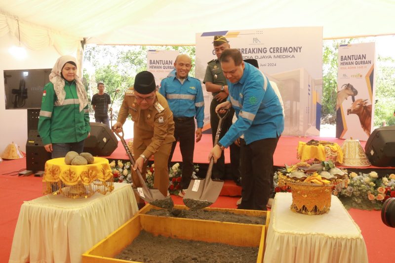Direktur Utama Media Djaya Bersama Irsan Sosiawan Gading bersama Pj Bupati Aceh Barat Mahdi Efendi, melakukan penaburan pasir di lokasi pembangunan Klinik Media Djaya Medika berlokasi di Dusun Alue Peunyareng, Desa Gunong Kleng, Kecamatan Meureubo, Kabupaten Aceh Barat, Selasa (11/06/2024) (Foto: noa.id/FA)