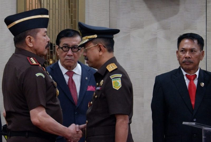 Jaksa Agung ST Burhanuddin ( Pertama Kiri) bersama Menteri Hukum dan Hak Asasi Manusia, Yasonna H. Laoly (Tengah) setelah pelantikan Jaksa Agung Muda Tindak Pidana Umum (Jampidum) Kejaksaan Agung (Kejagung), Asep Nana Mulyana (Kedua Kanan) di Lantai 11 Gedung Utama Kejaksaan Agung, Selasa (11/6/2024). ( Foto/Puspenkum Kejagung RI).