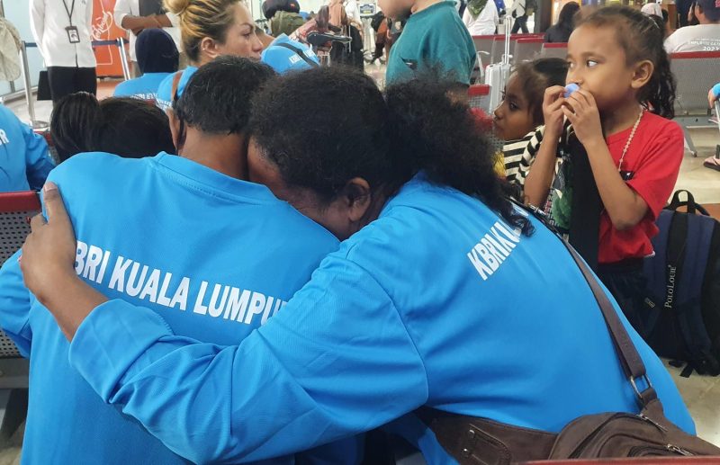 Sepasang WNI Suami istri sebelumnya terpisah di dua tahanan imigrasi yang berbeda. Ternyata upaya pemulangan tersebut telah menyatukan kembali keluarga yang terpisah, Mereka dipulangkan dalam 2 kloter penerbangan yang berbeda ke Jakarta, Senin (10/6/2024). (Foto/HO-Kemlu RI).