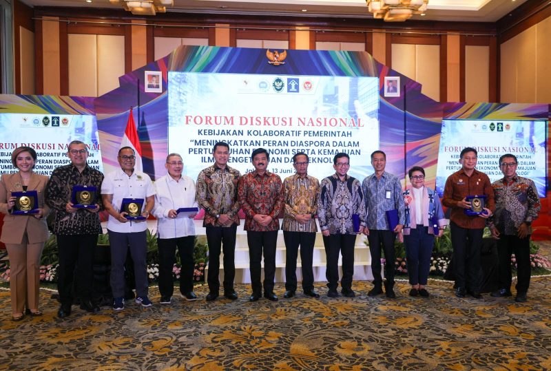 Menteri Koordinator Bidang Politik, Hukum, dan Keamanan Marsekal TNI (Purn) Hadi Tjahjanto foto Bersama setelah acara Forum Diskusi Nasional, Jakarta, Kamis (13/6/2024). (NOA.co.id/HO/Humas Kemenko Polhukam RI)