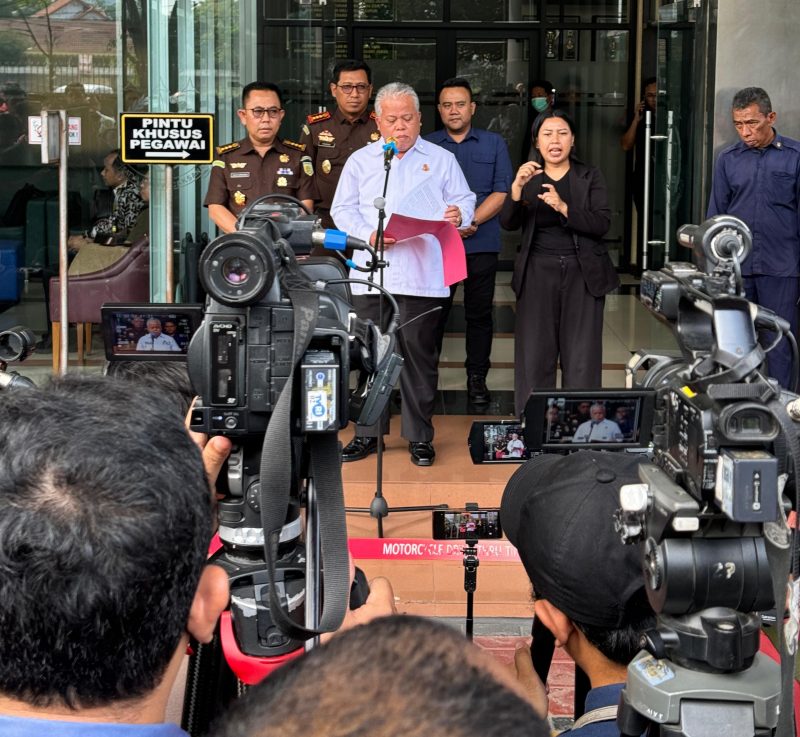 Jampidus Kejagung RI melaksanakan serah terima tanggung jawab tersangka dan barang bukti (Tahap II) atas 10 (sepuluh) orang Tersangka kepada Jaksa Penuntut Umum Kejaksaan Negeri Jakarta Selatan, Kamis (13/6/2024). (NOA.co.id/HO/Puspenkum Kejagung RI).