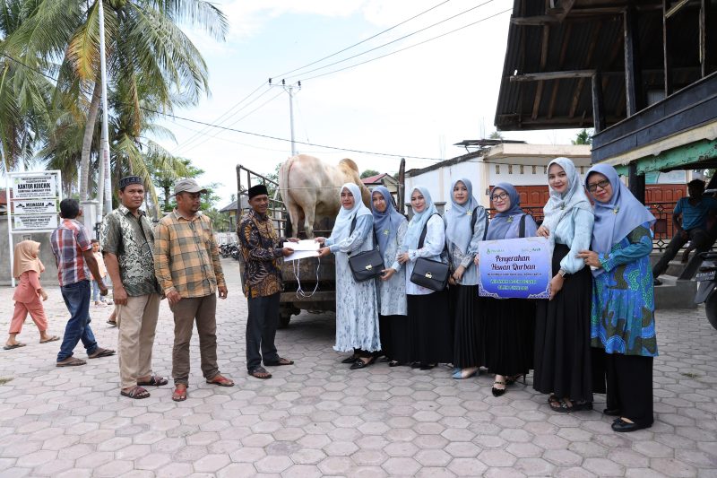 PIKABAS saat Serahkan Bantuan Hewan Kurban Dalam Rangka Menyambut Idul Adha 1445 H. Foto: dok. Humas Bank Aceh Syariah.