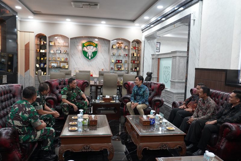 Pangdam Iskandar Muda Terima Silaturahmi dari Owner Hotel The Pade Bahas Pengembangan Investasi di Provinsi Aceh. Foto: dok. Pendam IM.