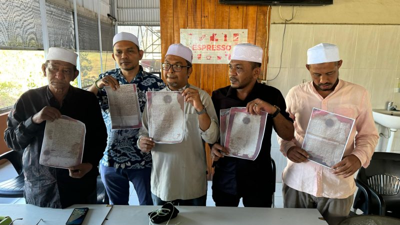 Keluarga Habib Bugak saat memperlihatkan menutranskrip bukti kepemilikan tanah wakaf Baitul asyi (Foto: noa.co.id/FA)
