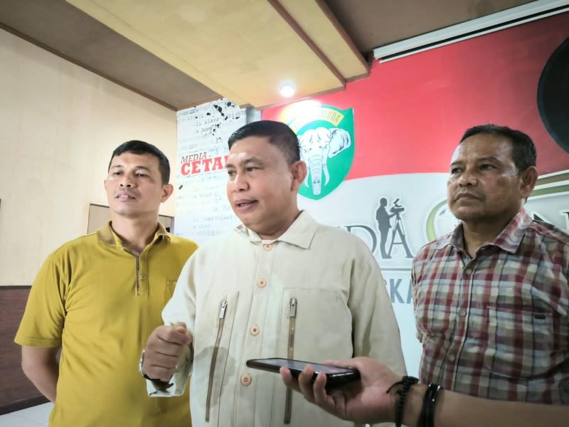 Kepala Penerangan Kodam Iskandar Muda (Kapendam IM) Kolonel Inf Drs. Alim Bahri saat menyampaikan klarifikasi terkait berita yang di keluarkan oleh oleh LBH dan media online Aceh Journal National Network (AJNN) mengenai meninggalnya masyarakat Aceh Timur (Foto: noa.co.id/FA)