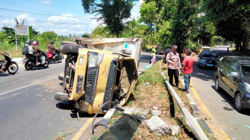 Sebuah Mobil Colt Diesel Box BL 8316 JK yang dikemudikan oleh Zainuddin (47) warga Darussalam Aceh Besar mengalami kecelakaan tunggal di jalan Banda Aceh - Medan tepatnya Gampong Pantee Kecamatan Ingin Jaya Aceh Besar, Sabtu (15/6/2024) siang. Foto: dok. Humas Polresta Banda Aceh.