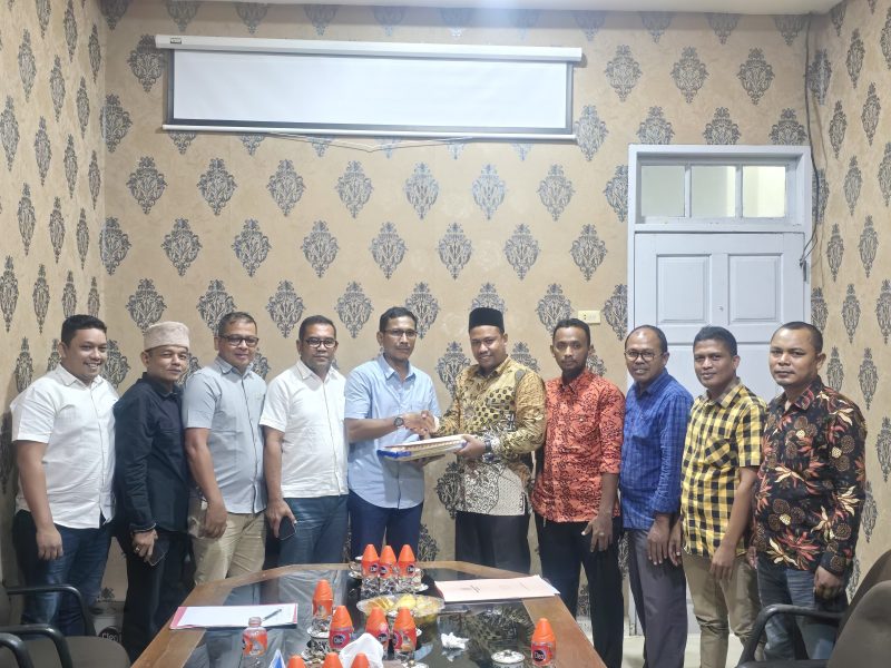Ketua Pansel Panwaslih Pilkada Kabupaten Pidie, Dr Safwan didampingi anggotanya saat menyerahkan 15 nama calon Panwaslih ke Komisi I DPRK Pidie, Sabtu, (15/6/2024) (Foto Amir Sagita).