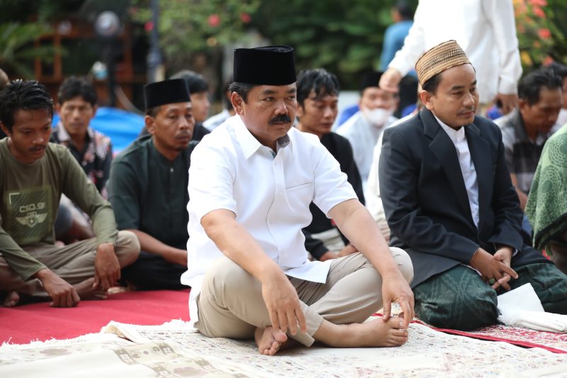 Menteri Koordinator Bidang Politik, Hukum dan Keamanan, Hadi Tjahjanto (Pertama Kiri) melaksanakan shalat Idul Adha 1445 H/ 2024 M, Shalat Ied berjamaah tersebut dipimpin oleh Ustadz Anshor Bahary (Pertama Kanan) di kediaman, Cilandak Jakarta Selatan, Senin (17/6/2024). (NOA.co.id/HO/Humas Menko Polhukam).