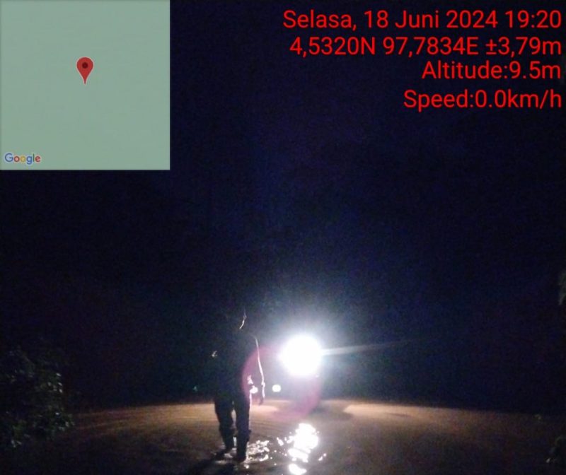 Tim RKW langsa mengarugi banjir saat menuju lokasi kejadian konflik gajah liar di Dusun Karta Raharja, Desa Sri Mulya, Kecamatan Peunaron, Kabupaten Aceh Timur, Aceh , Selasa (18/6/2024).(NOA.co.id/HO/BKSDA Aceh)