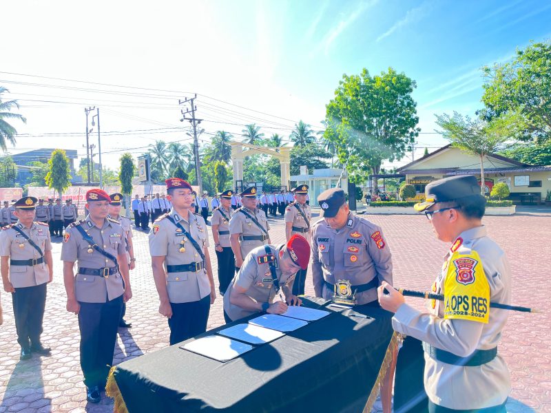 Kapolres Aceh Timur AKBP Nova Suryandaru, S.I.K. (Pertama Kanan) mempimpin serah terima jabatan Kasat Reskrim, Kasatres Narkoba, Kasatpolairud, Kapolsek Peudawa, Kapolsek Banda Alam, Kapolsek, Idi Tunong dan Kapolsek Pantee Bidari, Rabu (19/4/2024). Foto: dok. Muzakkir Walad/NOA.co.id.