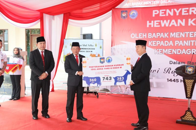 Mendagri Muhammad Tito Karnavian dan (BNPP) menyerahkan secara simbolik 743 hewan kurban. Penyerahan tersebut berlangsung di Halaman Masjid An-Nuur Kemendagri, Jakarta, Rabu (19/6/2024). (NOA.co.id/HO/Puspen Kemendagri).