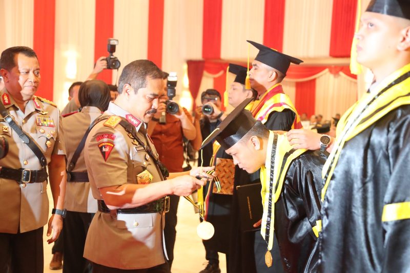 Wakapolri Komjen Agus Andrianto saat menghadiri acara Penutupan Pendidikan dan Wisuda Sarjana ilmu Kepolisian Program Pendidikan Strata Satu (S-1) angkatan ke-81/Widya Wira Satya dan Program Pascasarjana (S-2) serta Doktoral (S-3) di Auditorium Sekolah Tinggi Ilmu Kepolisian (STIK), Jakarta, Kamis (20/06/2024) (Foto: noa.co.id/FA)
