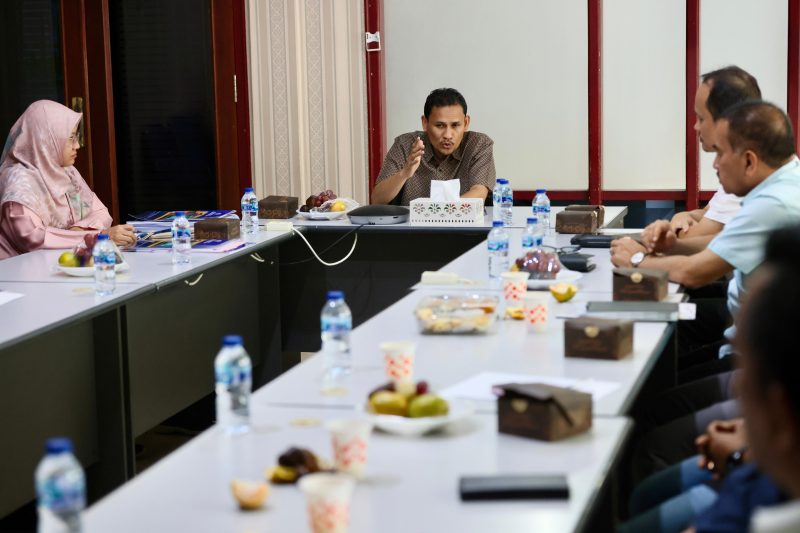 Asisten II Bidang Perekonomian dan Pembangunan Sekda Aceh Zulkifli, selaku Wakil Ketua Harian I PB PON XXI Wilayah Aceh dan Plh Kepala Dinas PU Perkim, memimpin rapat bersama jajaran dinas tersebut, membahas percepatan pembangunan sejumlah venue PON XXI, di ruang rapat Dinas PU Perkim, Sabtu (22/6/2024) (Foto: noa.co.id/FA)