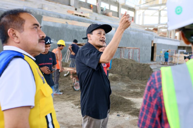 Asisten Perekonomian dan Pembangunan Sekda Aceh Zulkifli, selaku Wakil Ketua Harian 1 PB PON XXI Wilayah Aceh, meninjau sejumlah lokasi pengerjaan venue Cabang Olahraga Taekwondo yang akan digunakan pada Pekan Olahraga Nasional (PON) XXI Aceh-Sumut 2024, di Kawasan Pidie Convention Center, Minggu (23/6/2024) (Foto: noa.co.id/FA)