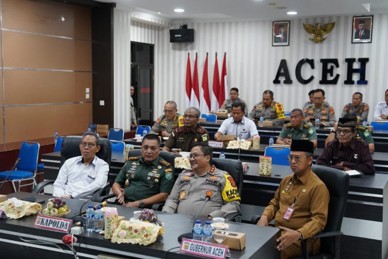 Pangdam IM Mayjen TNI Niko Fahrizal, M.Tr.(Han), Kapolda Aceh Irjen Pol Achmad Kartiko dan Asisten Bidang Administrasi Umum Sekretaris Daerah Aceh Iskandar A.P. saat menghadiri rapat secara Virtual bersama Presiden Joko Widodo yang berlangsung di Polda Aceh, Senin (24/06/2024) (Foto: noa.co.id/FA)