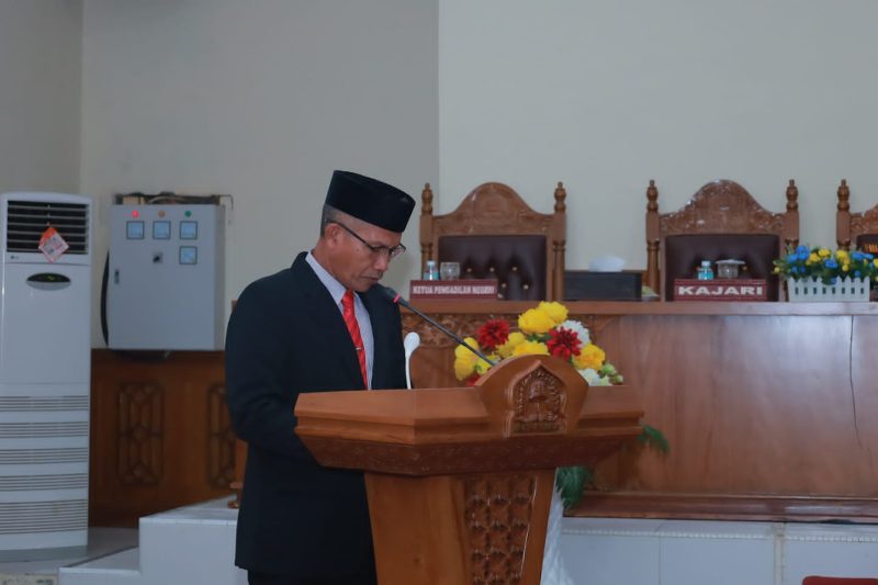 Sekda Aceh Barat, Marhaban SE MSi, Senin (24/06/2024), saat membacakan Rancangan Qanun (Raqan) Pertanggungjawaban APBK Aceh Barat tahun 2023, melalui Rapat Paripurna ke-4 masa sidang ke-2 DPRK Aceh Barat. Acara itu berlangsung di Ruang Sidang Utama, DPRK Aceh Barat (Foto: noa.co.id/FA)