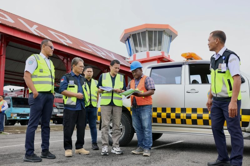 Asisten Perekonomian dan Pembangunan Sekda Aceh Zulkifli, selaku Wakil Ketua Harian I PB PON XXI Wilayah Aceh, meninjau lokasi pengerjaan rehabilitasi venue Gantole, yang akan digunakan pada perhelatan Pekan Olahraga Nasional (PON) XXI Aceh-Sumut, di komplek Bandara Rembele, Senin (24/6/2024) (Foto: noa.co.id/FA)