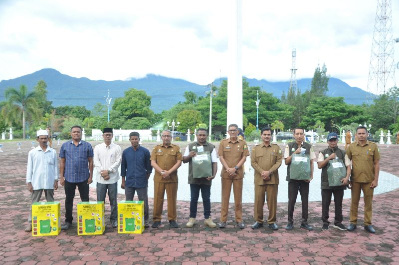 Foto bersama usai penyerahan handsprayer kepada para petani di halaman Kantor Bupati Aceh Besar, di Kota Jantho, Senin (24/6/2024) Foto: dok. MC Aceh Besar.