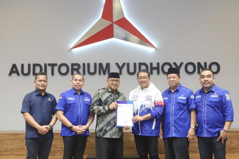 Erli Hasim saat menerima surat rekomendasi dari DPP Partai Demokrat, yang diserahkan langsung oleh Sekjen Partai Demokrat Teuku Rifky Harsya di Kantor DPP Partai Demokrat Jakarta, Selasa 25 Juni 2024 (Foto: noa.co.id/FA)