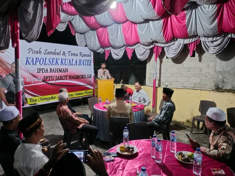 Iptu Jarot Hasmoro selaku Kapolsek Kuala Batee yang baru menyampaikan kata sambutan pada kegiatan lepas sambut Kapolsek Kuala Batee. (Foto. Teukunizar/NOA.co.id)