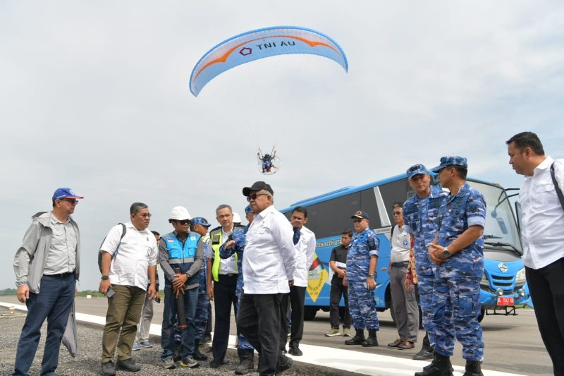 Pj. Gubernur Aceh, Bustami, SE. M. Si Bersama Marsda TNI Andi Wijaya (Aspotdirga Kasau/Ketua Harian PB FASI) dan Rombongan Meninjau Venue Terbang Layang dan Venue Paramotor di Bandara Malikussaleh, Kabupaten Aceh Utara, Kamis 27/06/2024. Foto: Biro Adpim Setda Aceh.