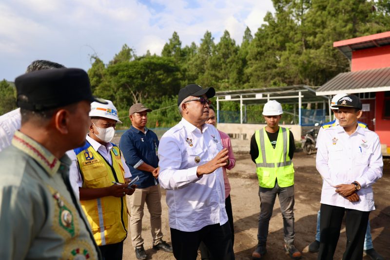 Penjabat Gubernur Aceh, Bustami, SE, M.Si., didampingi Asisten Perekonomian dan Pembangunan Sekda Aceh, Dr.Ir. Zulkifli, M.Si., serta pejabat terkait, meninjau lokasi pengerjaan venue Cabor Pacuan Kuda Blang Bebangka, yang akan digunakan untuk perhelatan Pekan Olahraga Nasional (PON) XXI/2024 Aceh-Sumut, di Aceh Tengah, Kamis (27/6/2024). Foto: Biro Adpim Setda Aceh. 
