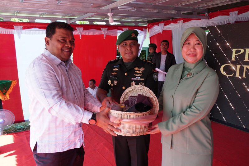 Sekda Aceh Besar Drs Sulaimi MSi melepaskan Pejabat lama Komandan Yonif Letkol inf Makin, S.SOS. M.I.P pada gelar Sertijab yang berlangsung di Lapangan Mayonif 117/Ksatria Yudha, Kota Jantho, Jum'at (28/06/2024) (Foto: noa.co.id/FA)