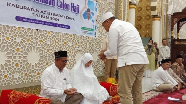 Pj Bupati Darmansah mempesijuek calon haji Kabupaten Aceh Barat Daya. (Foto. Teukunizar/noa.co.id)