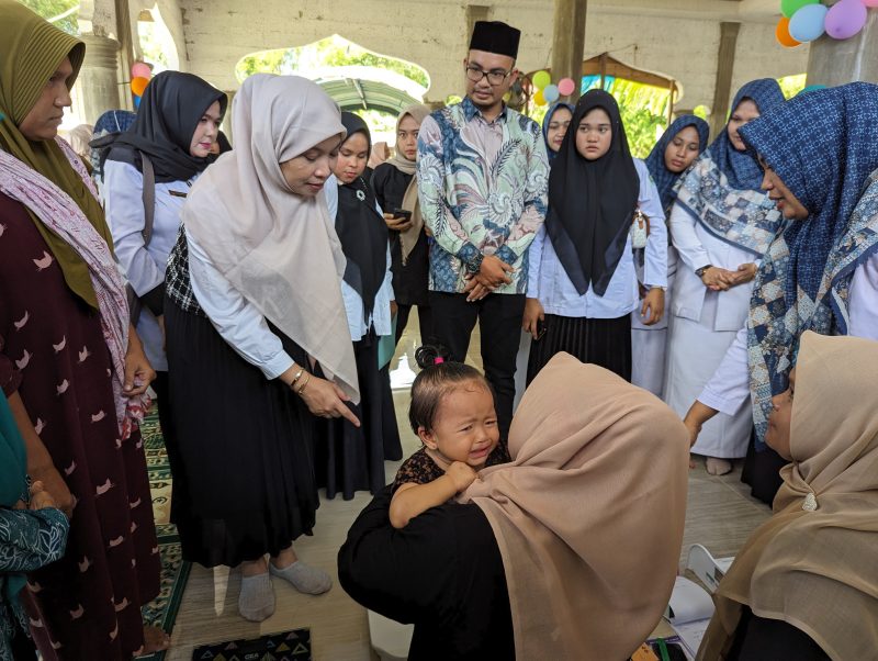 Ketua Tim Kerja Pengelolaan Posyandu Bidang Kesehatan Kementerian Kesehatan RI, dr Ni Made Diah, saat meninjau Posyandu di Gampong Ingin Jaya, Kecamatan Muara Tiga, Kabupaten Pidie, Rabu, (26/6/2024). (Foto Amiruddin).
