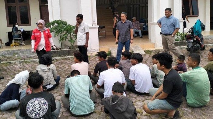 Tim Badan Narkotika Nasional (BNN) Banda Aceh melakukan tes urine kepada gepeng, Minggu (23/6/2024) (Foto: noa.co.id/FA)