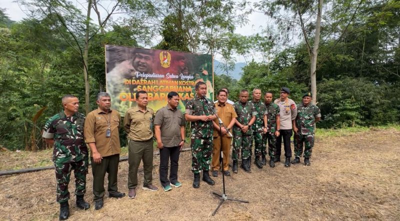 Kementerian Lingkungan Hidup dan Kehutanan (KLHK) bersama TNI melepasliarkan 12 individu satwa liar dilindungi dan tidak dilindungi di kawasan hutan Gunung Sanggabuana, Jawa Barat, Selasa (25/6/2024). (NOA.co.id/HO/Humas KLHK)