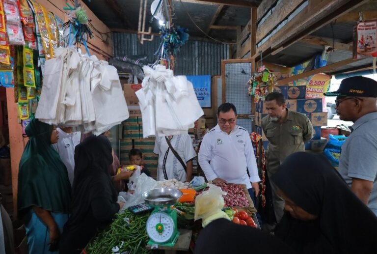 Menyambut Hari Raya Idul Adha yang sebentar lagi tiba, Pj Bupati Aceh Barat, Drs. Mahdi Efendi, bersama staf Jajaran Pemerintah Kabupaten Daerah aceh Barat. Minggu 16 Juni 2024 (Foto: noa.co.id/FA)