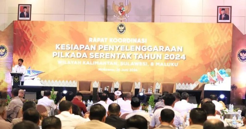Menteri Koordinator Bidang Politik, Hukum dan Keamanan (Menkopolhukam) Hadi Tjahjanto (kiri) menyampaikan arahan saat Rapat Koordinasi (Rakor) Kesiapan Pilkada Serentak Tahun 2024 untuk Wilayah Kalimantan, Sulawesi dan Maluku di Ballroom Phinisi, Hotel Claro Makassar, Sulawesi Selatan, Rabu (26/6/2024). ΑΝTARA/M Darwin Fatir