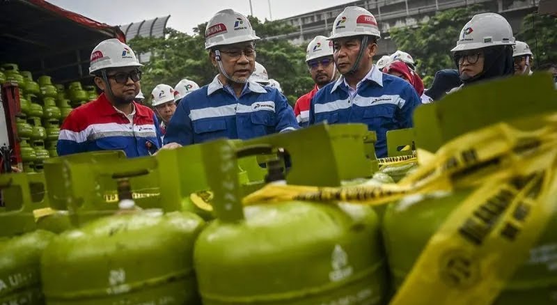 Mendag Zulkifli Hasan (kedua kiri) menunjukan barang bukti gas elpiji 3 kg yang dikurangi isi volumenya ditampilkan di Stasiun Pengisian Bahan Bakar Elpiji (SPBBE) Tanjung Priok, Jakarta, Sabtu (25/5/2024). ANTARA FOTO/Erlangga Bregas Prakoso/Spt/am.