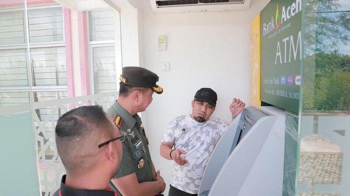 Bank Aceh membangun fasilitas anjungan tunai mandiri (ATM) di kawasan terluar Aceh Besar, yaitu Pulo Aceh, Krueng Raya dan Lhoong. Selain itu, di kawasan Keude Bieng, Kecamatan Lhoknga (Foto: noa.co.id/FA)