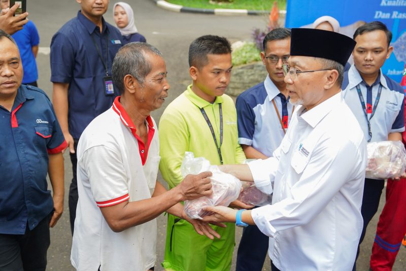 Menteri Perdagangan, Zulkifli Hasan (Pertama kanan) menyerahkan daging kurban kepada 2.500 mustahik di Kementerian Perdagangan, Jakarta, Rabu (19/6/2024). Mendag menyampaikan bahwa sebanyak 70 ekor sapi dan 104 ekor kambing dikurbankan pada tahun ini dan Hewan kurban tersebut berasal dari pegawai Kemendag dan para pemangku kepentingan. Sekretaris Ditjen Pengembangan Ekspor Nasional, Muhammad Suaib Sulaiman selaku Ketua Panitia Iduladha 1445 H mengatakan, pemotongan daging kurban dilakukan di Rumah Potong Hewan (RPH) di Cianjur, Jawa Barat. NOA.co.id FOTO/Humas Kemendag.