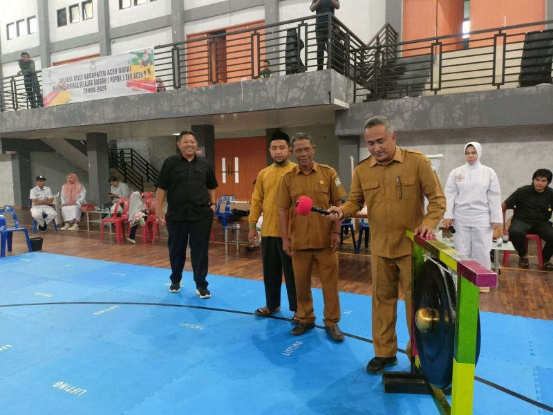 Kadisparpora Aceh Barat Mirsal, menabuh gendang dimulainya seleksi atlet pelajar untuk persiapan Popda XVII, Kontingen Aceh Barat, Senin, (4/3/2024) (Foto: noa.co.id/FA)