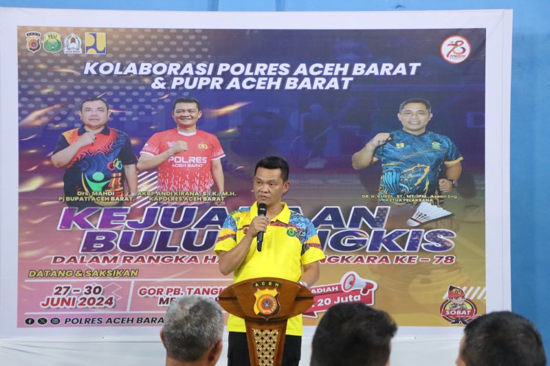 Kapolres Aceh Barat, AKBP Andi Kirana, membuka turnamen badminton dalam rangka memperingati Hari Ulang Tahun Bhayangkara ke-78 di GOR PB Tangkas Meulaboh, Jl. Abadi, Rundeng, Kecamatan Johan Pahlawan, Kabupaten Aceh Barat, Kamis (27/6/2024). (Foto: noa.co.id/FA)