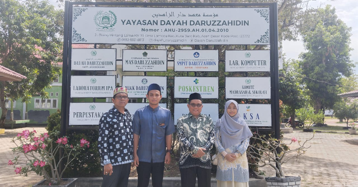 Kasi Bimas Islam Kemenag Aceh Besar Akhyar melakukan Monitoring dan evaluasi perpustakaan Masjid di Pesantren Daruzzahidin Aceh Besar, Rabu (26/06/2024) (Foto: noa.co.id/FA)