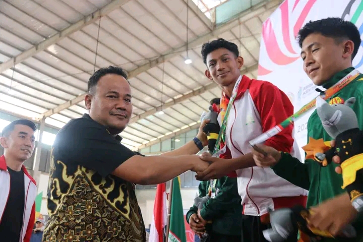 Pj. Sekda Aceh Timur Mengalungkan Medali Emas Cabor Pencak Silat. Foto: Dok. Dedi Saputra/NOA.co.id