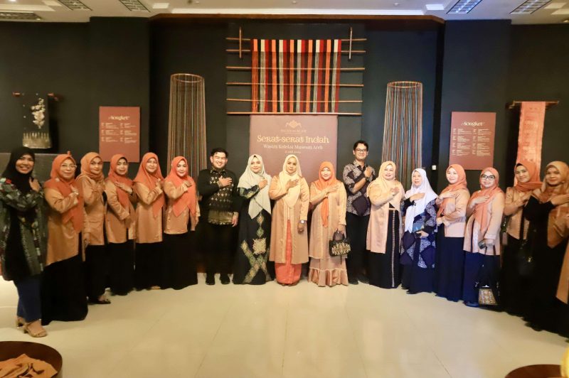 Penjabat (Pj) Ketua Tim Penggerak PKK Aceh, Mellani Subarni mengunjungi pameran wastra yang digelar Dinas Kebudayaan dan Pariwisata (Disbudpar Aceh) melalui UPTD Museum Aceh. Foto: Humas Disbudpar Aceh/NOA.co.id