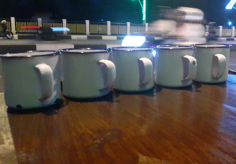 Pemilik usaha kopi keliling yang dikenal dengan nama Asbruk (Astrea Tubruk) ini mampu menghadirkan aura klasik Astrea Legenda dengan indahnya suasana malam di sudut Kota Banda Aceh melalui secangkir kopi, Minggu (30/6/2024). NOA.co.id FOTO/ Farid Ismullah