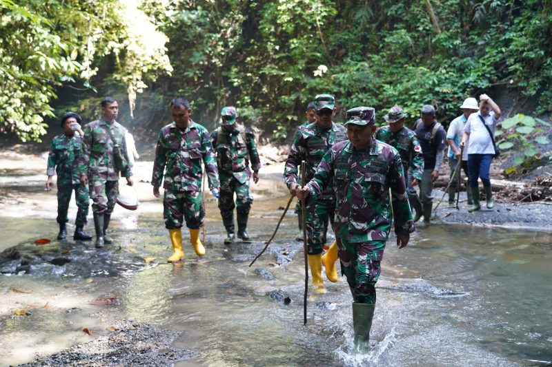 Danrem Lilawangsa beserta rombongan napak tilas ke makam Cut Meutia. Foto: noa.co.id/FA)