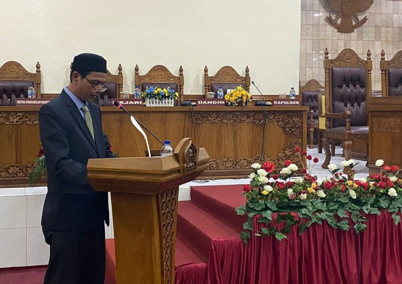 Pembacaan pendapat akhir Fraksi pada paripurna LKPJ Aceh Barat tahun anggaran 2023. (Foto: noa.co.id/FA)