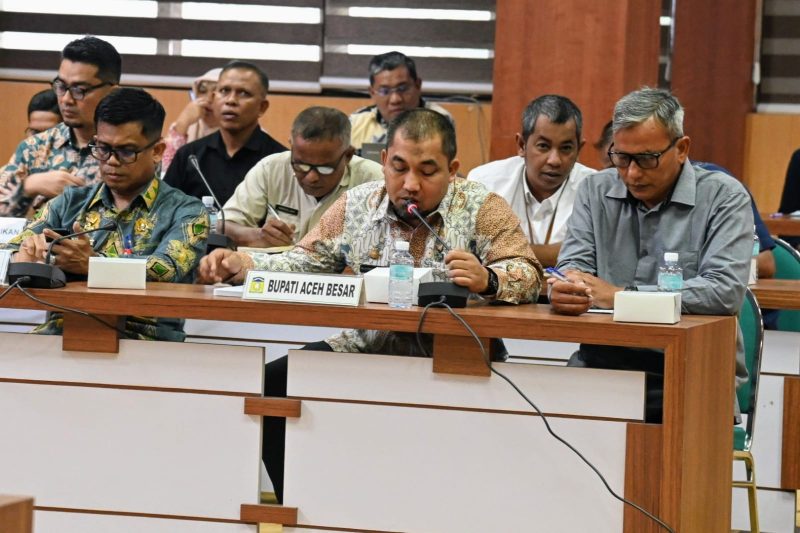 Pj Bupati Aceh Besar Muhammad Iswanto memberikan pemaparan dalam rapat persiapan pelaksanaan PON XXI Aceh-Sumut Tahun 2024, di Gedung Serbaguna Setda Aceh, Banda Aceh, Kamis 4 Juli 2024. Foto: Hidayat S/Noa.co.id