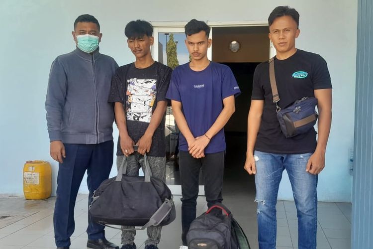 Dua warga Aceh yang diamankan petugas Bandara Kualanamu karena hendak menyelundupkan 1 kilogram sabu ke Jakarta. Foto: Hidayat S/Noa.co.id