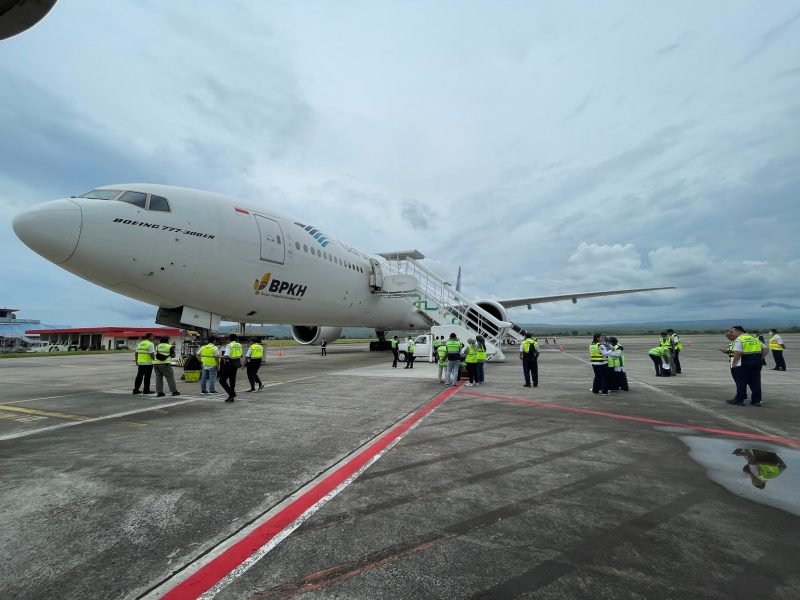 Pesawat yang ditumpangi jamaah Haji Aceh kelompok terbang pertama, dari Mekkah tiba di Bandara Internasional Sultan Iskandar Muda, Aceh Besar. Foto: Abdurrahman/Noa.co.id