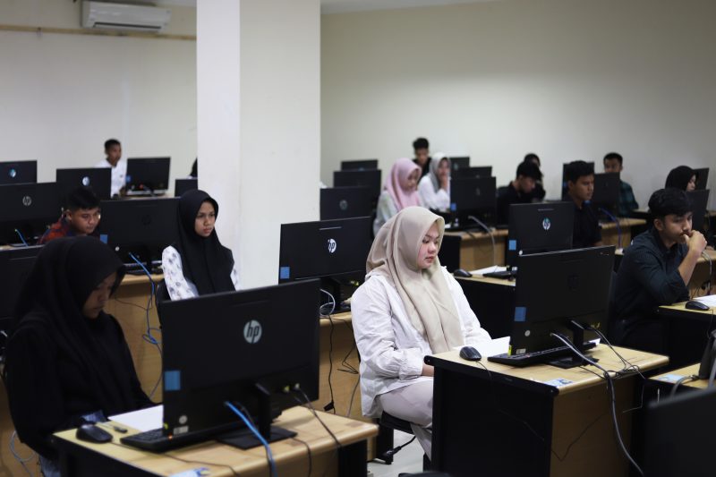 Peserta saat menjalani ujian masuk perguruan tinggi. Foto: Abdurrahman/Noa.co.id