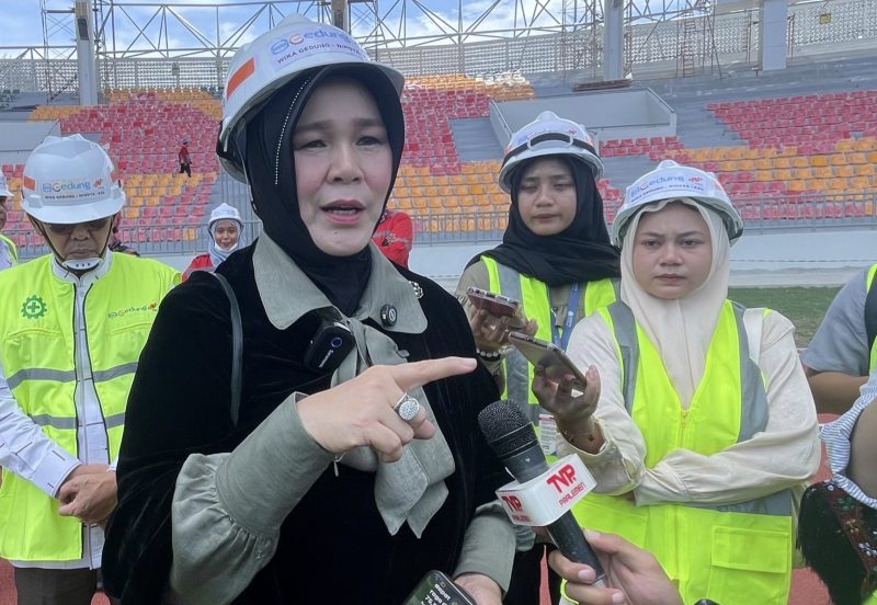 Anggota Komisi X DPR RI, Illiza Saaduddin Djamal, saat meninjau salah satu venue PON Aceh-Sumut yaitu Stadion Harapan Bangsa, Kota Banda Aceh. Foto: Aprizali Munandar/Noa.co.id
