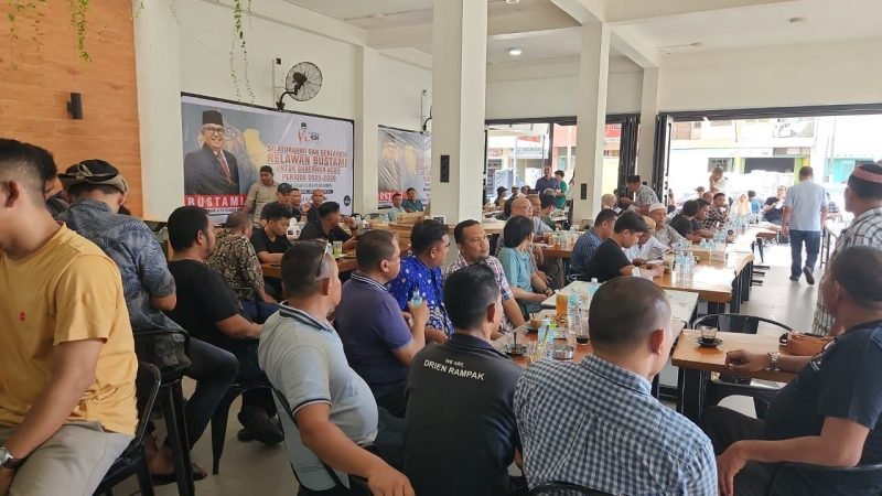 Ratusan masyarakat Aceh Barat saat melakukan deklarasi dukung Bustami maju Pilkada 2024. Foto: NOA.co.id